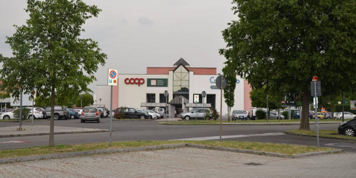 Va a fare la spesa: gli rubano l'Audi Q7 nuova nel parcheggio