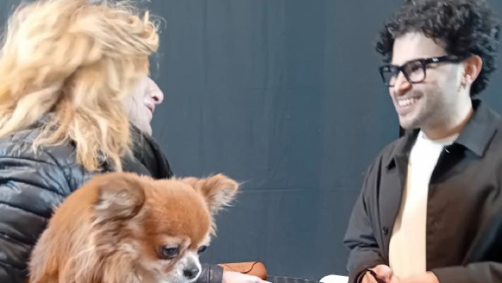 Tutti in coda per una firma del fotografo dei cani Navid Tarazi