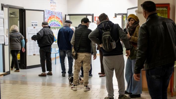 Elettori divisi per cognome, qualche disagio. E all'Anna Frank due casi di pubblicit&agrave;