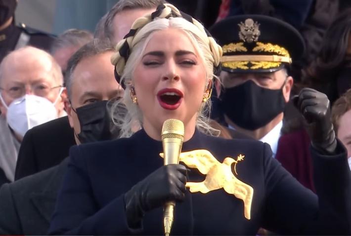 Lady Gaga canta l'inno nazionale per Biden e Harris - Video 