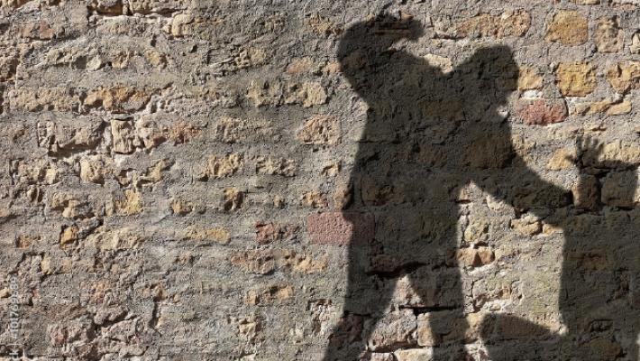 &laquo;Siamo una famiglia di mafia, vi facciamo saltare in aria&raquo;. E poi pestano i tre vicini di casa