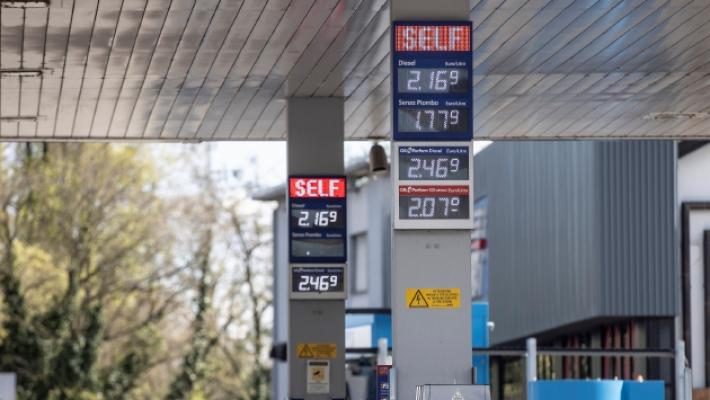 Caro carburanti, il gasolio &laquo;vola&raquo; oltre quota 2,1 euro