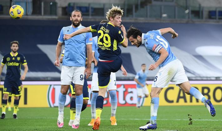 Fatale per l'ennesima volta il finale: la Lazio segna al 90' e batte un buon Parma 2-1 e va ai quarti