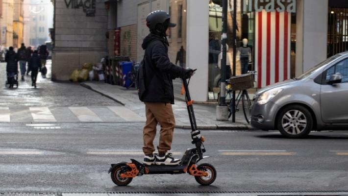 Monopattini, assicurazione e targa obbligatori a partire dal 16 maggio. Il comandante Maccari: &laquo;Controlli mirati&raquo;
