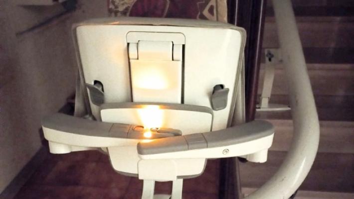 Sabotaggio al montascale: disabile resta bloccato in casa