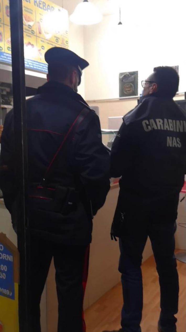 Bevande e prodotti da forno scaduti o senza tracciabilit&agrave;: multa per una macelleria etnica