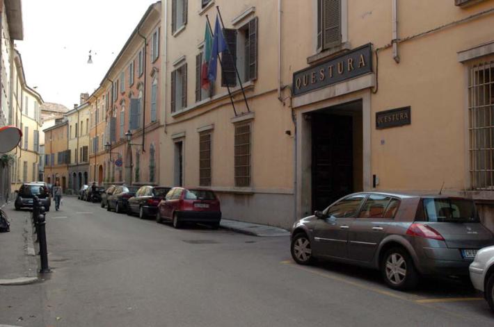 Poliziotta dell'Ufficio Immigrazione sveltiva le pratiche e il marito gestiva il "tariffario: arrestati insieme ad altri 10