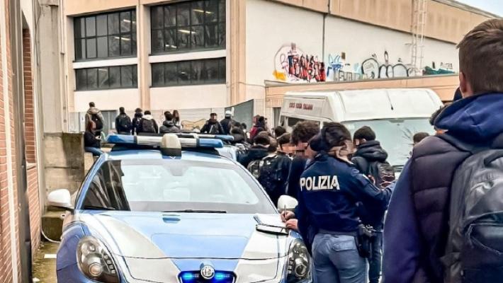Polizia davanti alla scuola. Un preside: &laquo;Il questore ci ha ascoltato&raquo;