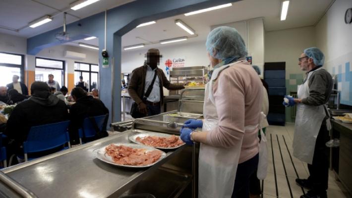 Allarme povert&agrave;, boom di accessi alla mensa Caritas
