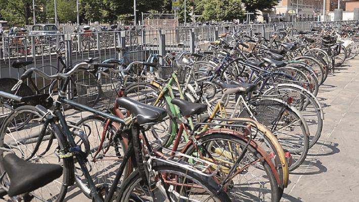 Due anni e un mese al ladro seriale di bici in stazione