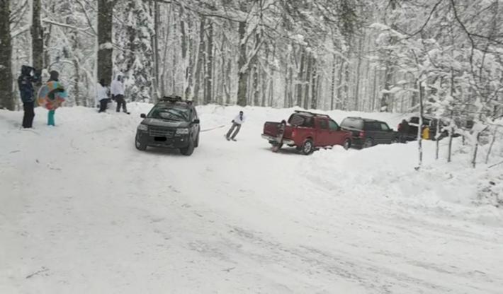 Traina sciatore con l'auto, scoperto attraverso foto sui social