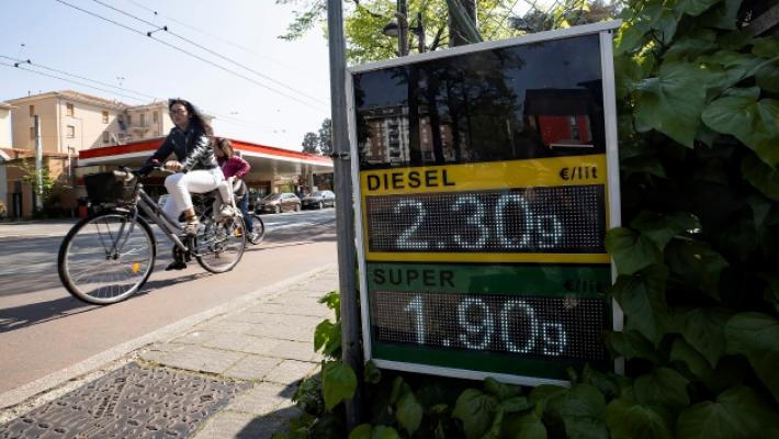 Carburanti, i prezzi non si fermano: il gasolio ha toccato quota 2,3 euro