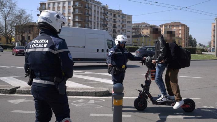 Monopattini elettrici e passeggeri dei bus: i nuovi osservati speciali della polizia locale