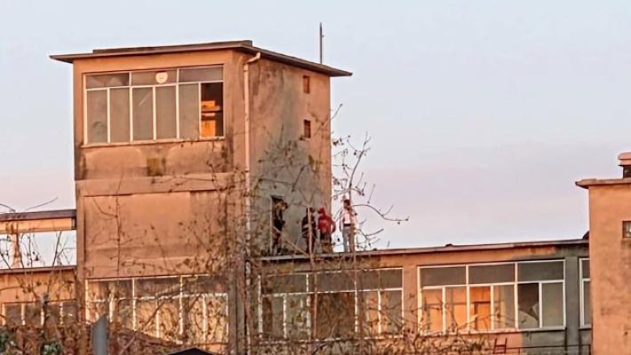 Allarme: ragazzi passeggiano sul tetto del vecchio mulino