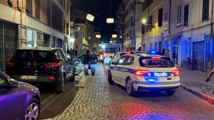 Tenta scippo ma viene riempito di botte: inferno in via Imbriani