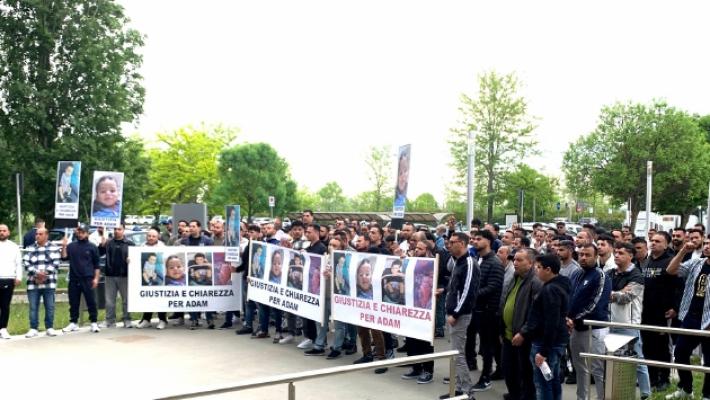 Rovigo, in 150 per chiedere la verit&agrave; sulla morte del piccolo Adam