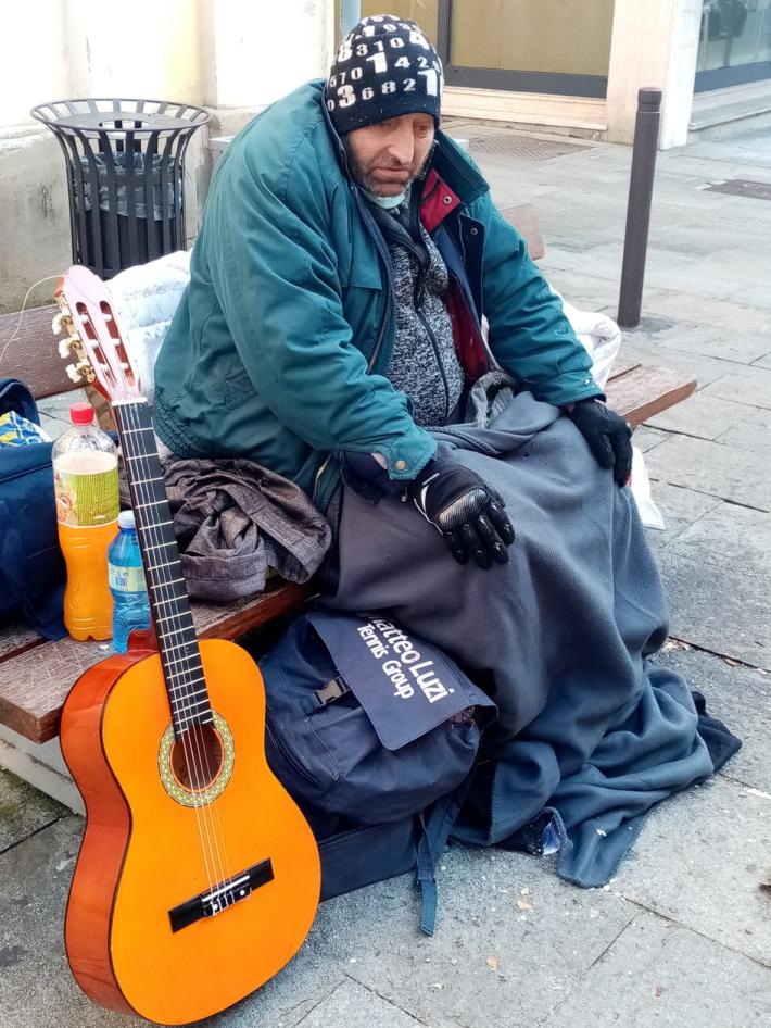 Cornelio, il clochard con la chitarra (che non sa suonare) e che dorme in strada