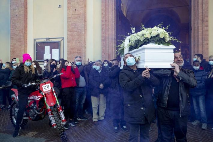 Gli amici al funerale: &laquo;Angelo, dai gas anche da lass&ugrave;&raquo;