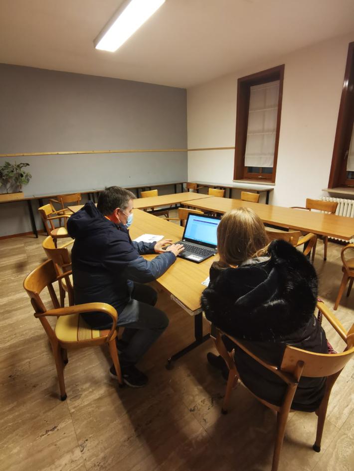 Le iscrizioni solo online mettono in crisi tanti genitori