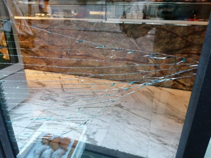 Ladro "goloso" di bottino tenta di entrare alla pasticceria di via Pisacane