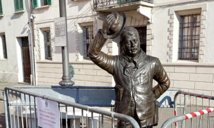 Un selfie e cade la statua di Peppone