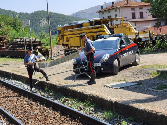 Due anni al giovane che gett&ograve; le transenne sui binari