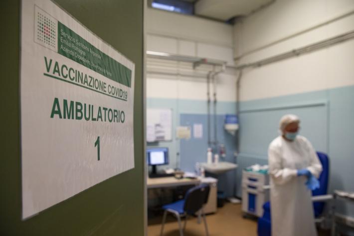 Vaccinazioni, dieci ambulatori aperti ogni giorno