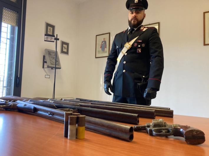 Aveva il divieto di tenere armi: gli hanno trovato 5 fucili e una scacciacani. Riarrestato
