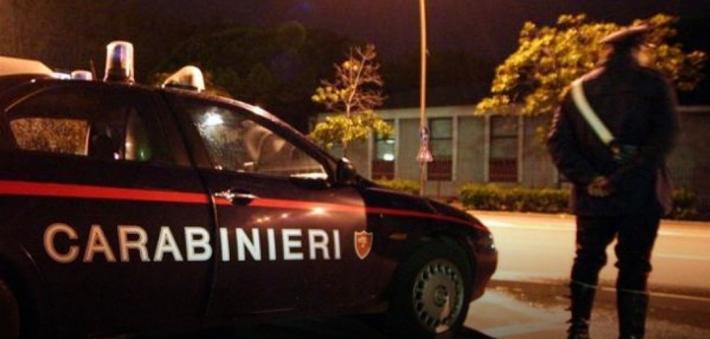 Alla guida con patente scaduta e senza assicurazione, fugge al posto di controllo