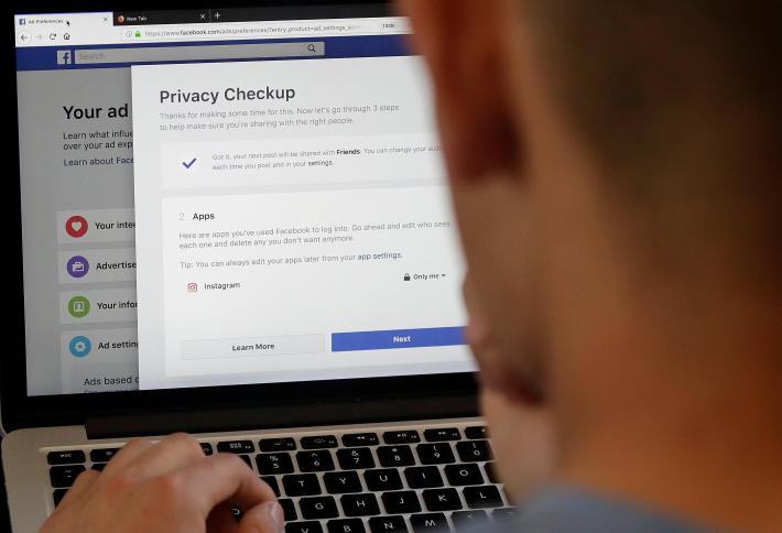 Foto del Duce e donne nude, gli hacker sabotano la riunione online