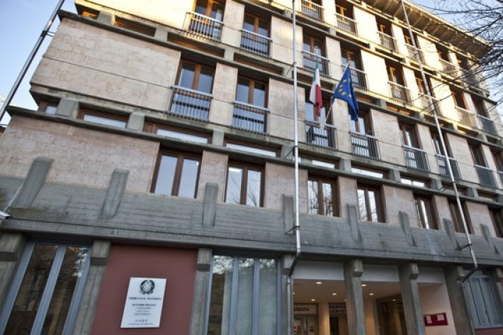 Cerca di scagionare il compagno violento accusando i carabinieri: condannata