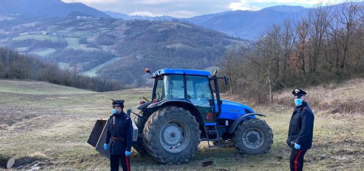 Esce da casa per fare legna, trovato morto nel trattore