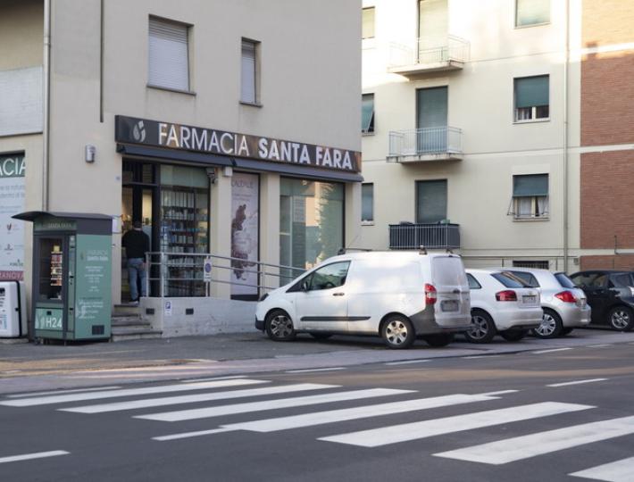 Il rapinatore con la pistola dopo il colpo chiede scusa