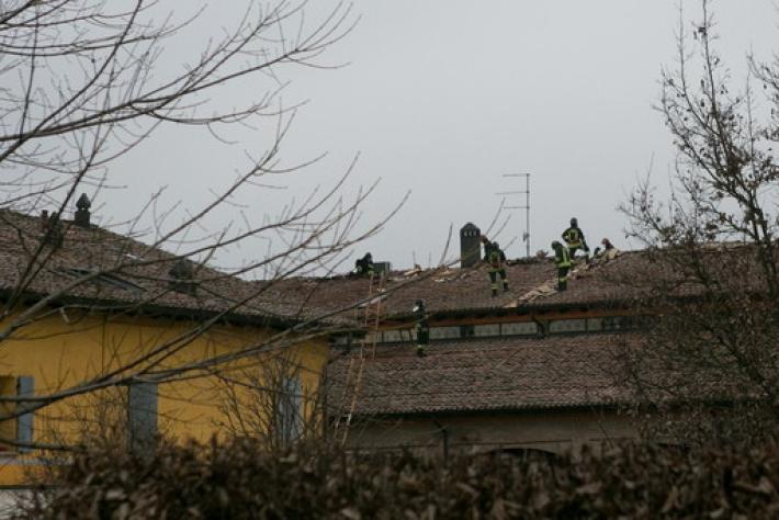 San Prospero, il tetto di un rustico in fiamme: danni anche a un appartamento