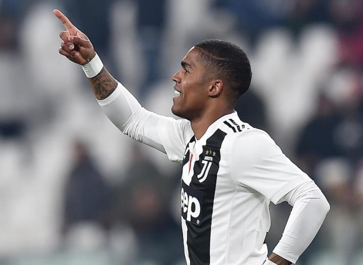 Douglas Costa, incidente in auto per il calciatore della Juve: illeso