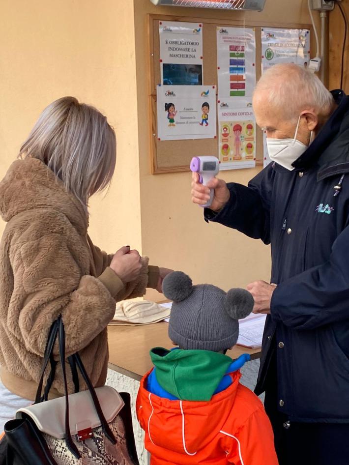 Felegara, don Enzo fa il triage per i bimbi