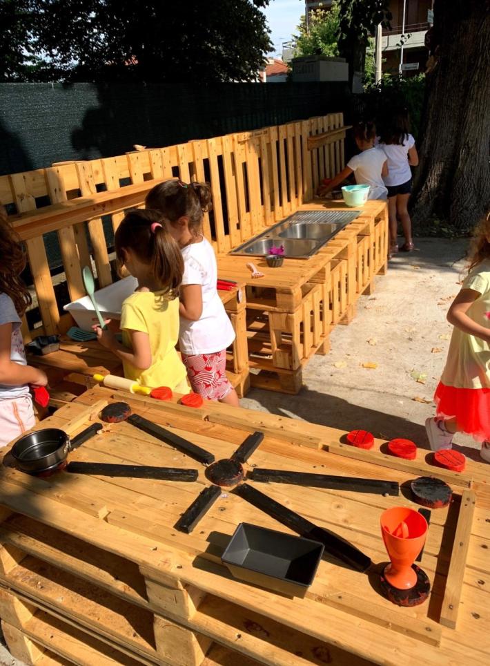 Alla materna Pagani di Panocchia nuova vita per il giardino: tra riciclo e creativit&agrave;