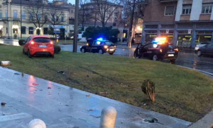 Ubriaco si schianta nella rotatoria