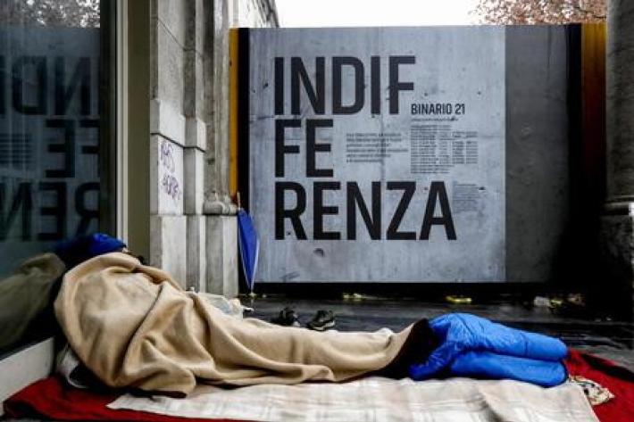 Clochard morto a Milano, aveva 100mila euro in banca e titoli