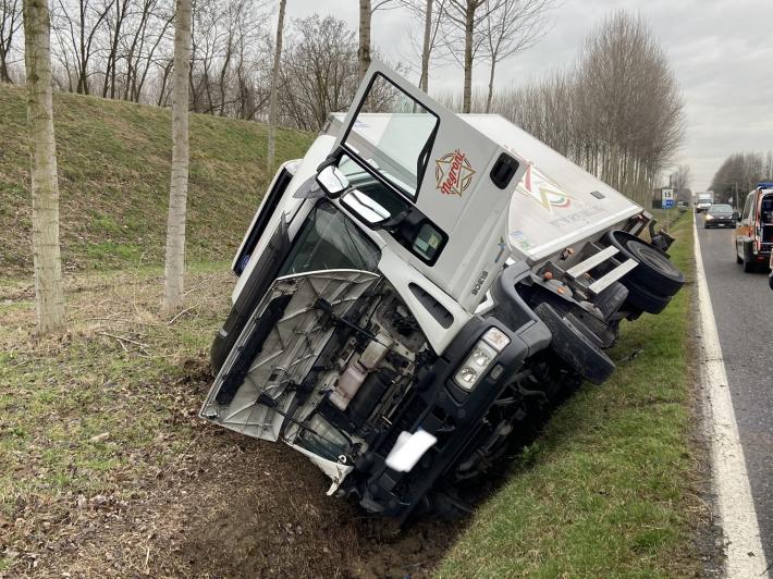 Un camion si ribalta a Bezze, due persone ricoverate al Maggiore 