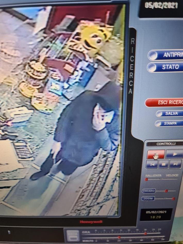 Rapina la tabaccheria e scappa: catturato sui binari dalla polizia