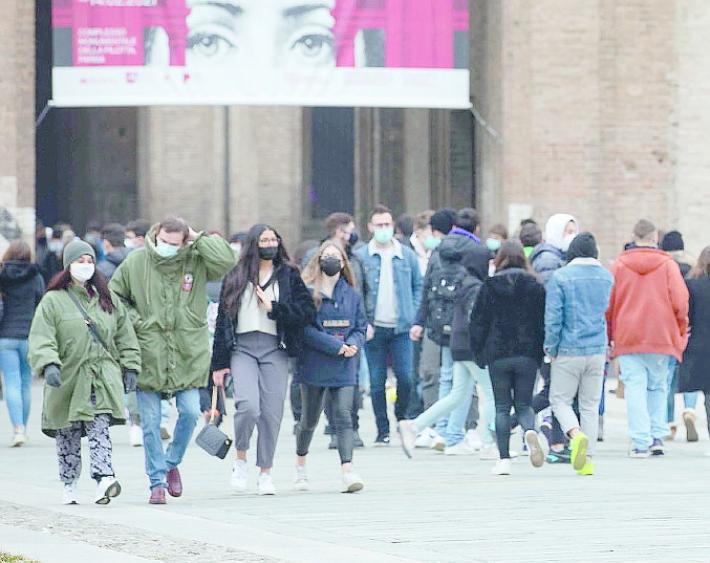 La piazza invasa da gruppi di ragazzi. E verso sera scoppia anche una rissa