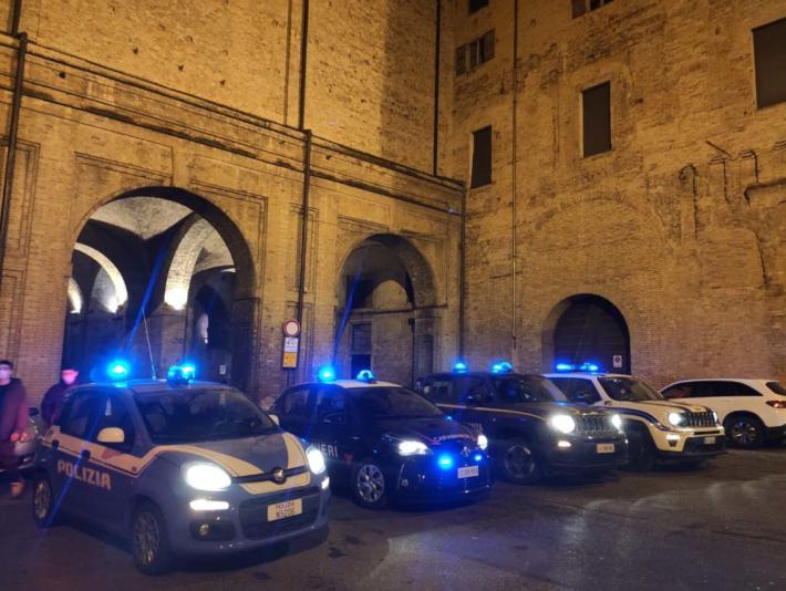 Controlli anti-Covid: locali promossi, ma centro molto affollato. E multa per 5 arrivati da fuori regione