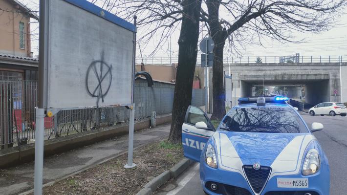 Sorpreso mentre imbrattava un cartellone pubblicitario comunale: denunciato 24enne