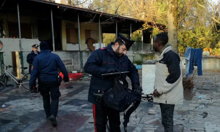 Blitz nell'ex ristorante: bivacco di trenta &laquo;fantasmi&raquo;