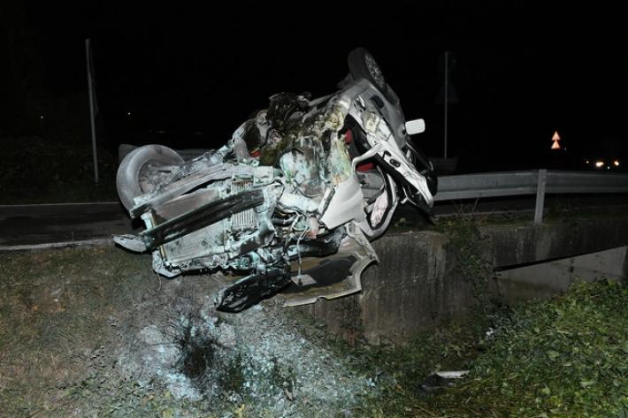 Auto si ribalta a Tortiano, perde la vita una 16enne di Traversetolo