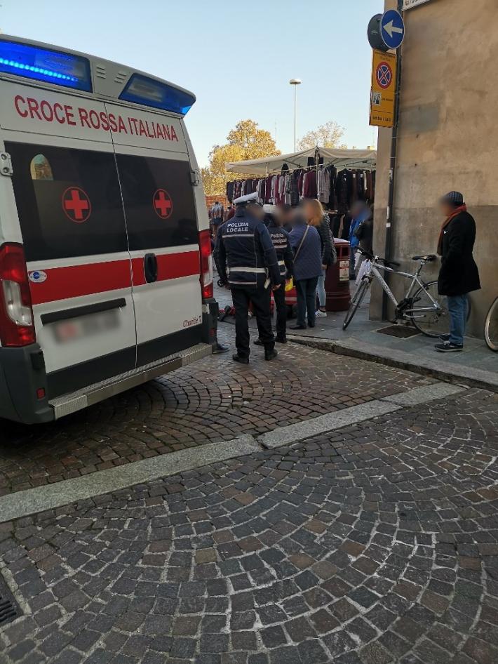 Donna cade al mercato: ambulanza in centro