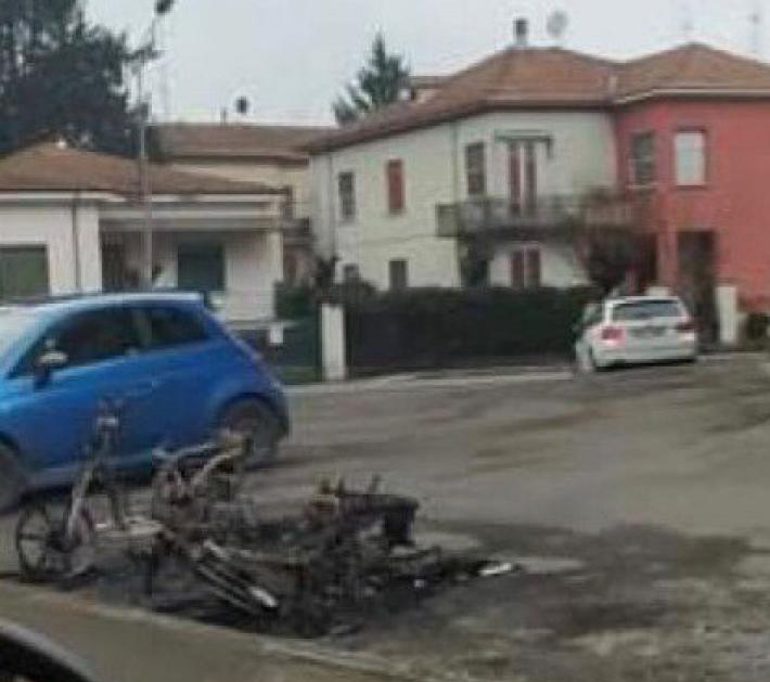 Proseguono le indagini sugli scooter bruciati 
