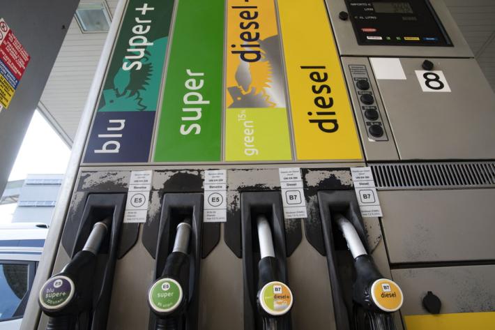 Trenta erogazioni per un pieno da 14 euro. I benzinai: &laquo;Stop ai furbetti del cashback&raquo;