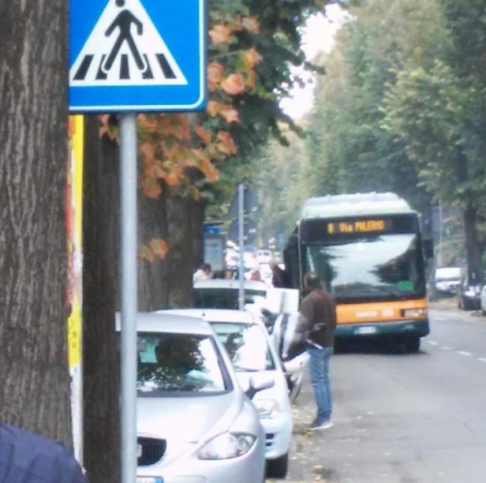 Via Torelli: esce vapore dal motore, paura su un bus. I passeggeri scendono precipitosamente